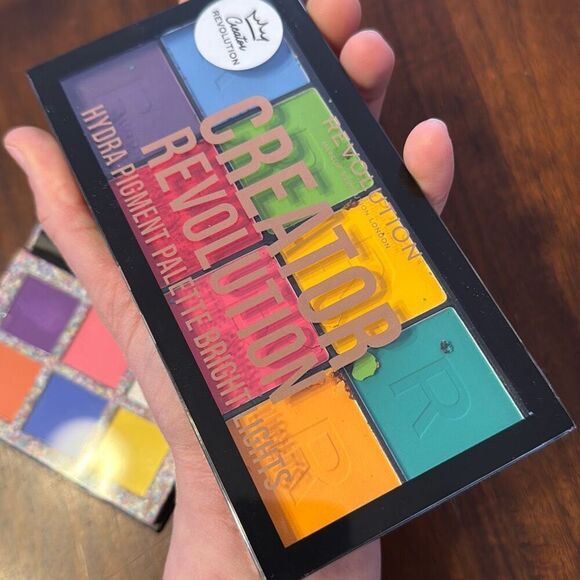 Revolution Makeup Hydra Bright Colors Eyeshadow Palettes + Liquid (C) - Picture 3 of 8